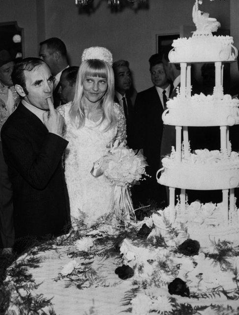 Charles Aznavour épouse le mannequin suédois Ulla le 14 janvier
