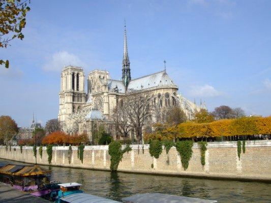 河对岸看巴黎圣母院