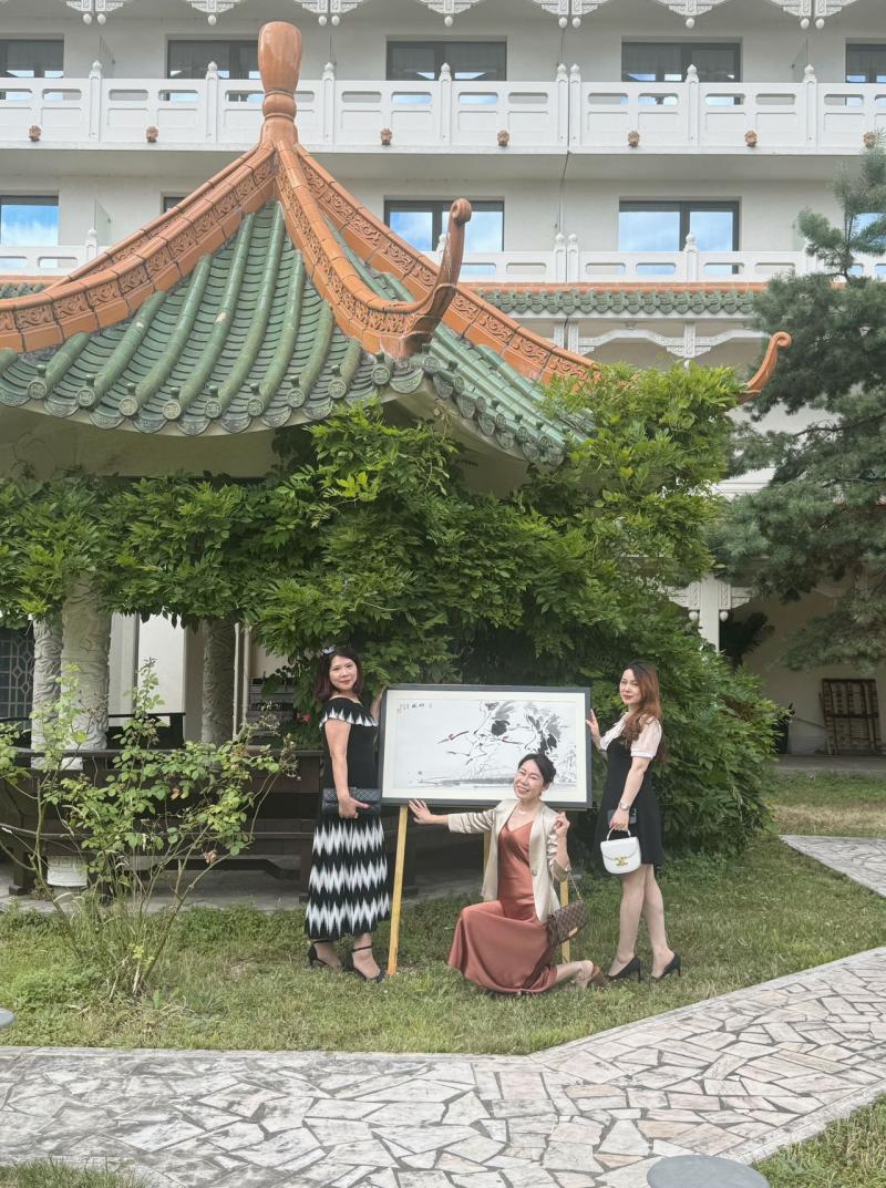 les filles avec les tableaux lu